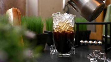 barista melk gieten in een glas ijskoffie video