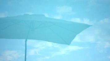 riflesso di ombrelloni in una piscina blu in un resort di lusso in italia, europa.