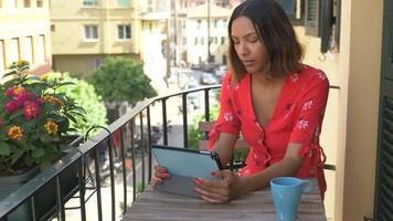 uma mulher lendo um e-reader de dispositivo móvel tablet viajando em uma cidade turística de luxo na Itália, na Europa. video