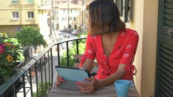 uma mulher lendo um e-reader de dispositivo móvel tablet viajando em uma cidade turística de luxo na Itália, na Europa. video