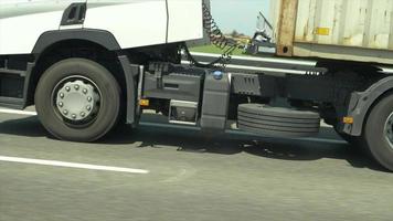close up de um caminhão de reboque trator em uma rodovia. video