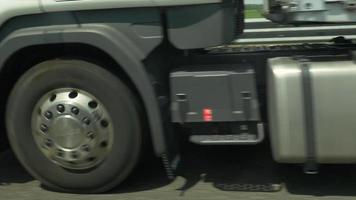 close up de um caminhão de reboque trator em uma rodovia. video