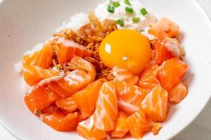 arroz japonés con salmón fresco crudo y huevo