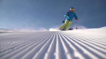 een man en vrouw paar samen skiën in de sneeuw in een skiresort. video