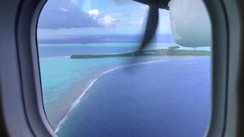 pov pasajero ver por la ventana de un avión de islas tropicales en la polinesia francesa. video