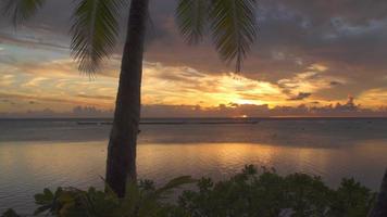 pôr do sol sobre uma lagoa nas ilhas tropicais da Polinésia francesa.