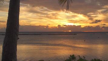 pôr do sol sobre uma lagoa nas ilhas tropicais da Polinésia francesa.