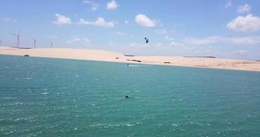 vista aérea do drone de um homem kiteboarding em uma prancha de kite em um lago lagoa. video