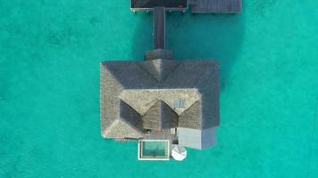 Vista aérea de un dron de un resort de lujo y bungalows sobre el agua en la isla tropical de Bora Bora. video