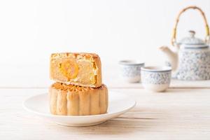 pastel de luna chino durian y sabor a yema de huevo foto