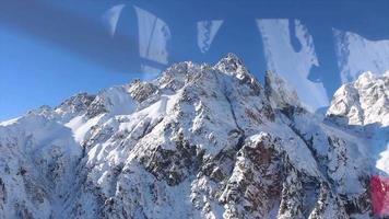 Ver por la ventana de un helicóptero, esquiar en las montañas. video