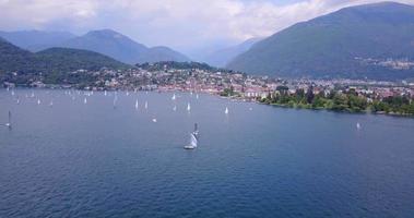 vista aérea de drone de veleros navegando en el lago maggiore, suiza.