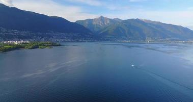 luchtfoto drone uitzicht op boot varen op het Lago Maggiore, Zwitserland.