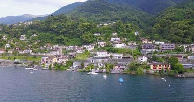 vista aerea del drone di un villaggio sul lago maggiore, svizzera. video