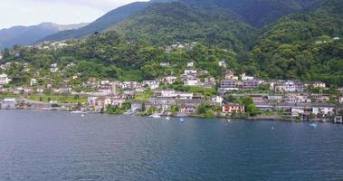 vista aerea del drone di un villaggio sul lago maggiore, svizzera. video