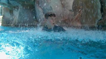 um menino brinca em uma caverna de piscina gruta azul em um hotel resort.