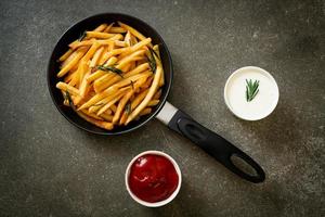 papas fritas con crema agria y salsa de tomate foto