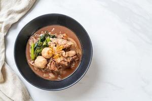 sopa de fideos de arroz con cerdo guisado foto