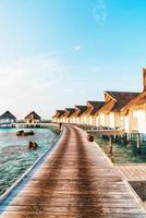 Hermoso hotel tropical resort de Maldivas e isla con playa y mar