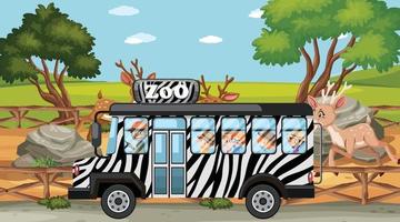 Escena del zoológico con niños en el autobús de gira. vector