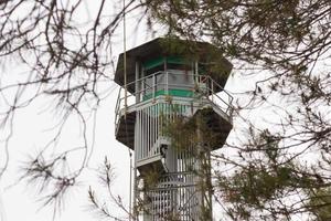 Atalaya contra incendios con guardia en la cabina.