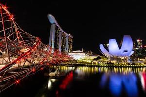 Singapur horizonte paisaje urbano alrededor de Marina Bay en la noche.