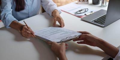 solicitud de empleo y concepto de entrevistas, la mujer espera un currículum y un reclutador considerando la solicitud, el gerente de recursos humanos toma la decisión de contratación. foto