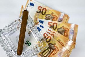 Billetes de 50 euros con cigarro y cenicero foto