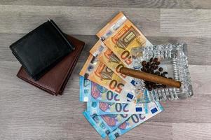 Billetes de 20 y 50 euros y billetera y cigarro foto