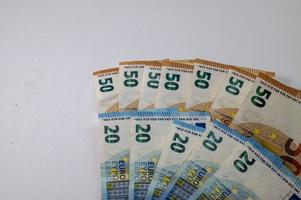 Billetes de 50 y 20 euros en forma de abanico foto