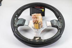 Volante de carreras deportivas con billetes de 50 euros foto