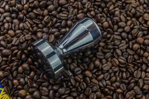 granos de café con prensa de café de acero foto