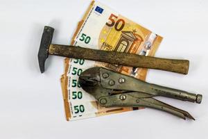 de billetes de 50 euros con herramientas de trabajo foto