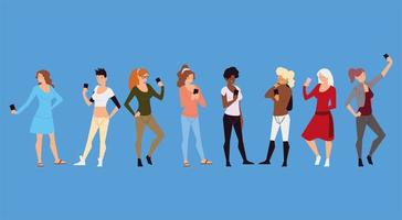 Grupo de mujeres diferentes que usan dispositivos de teléfonos inteligentes. vector