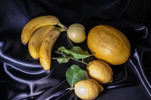 fruta amarilla sobre fondo negro foto
