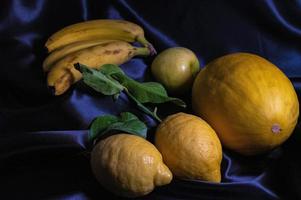 fruta amarilla sobre fondo negro foto
