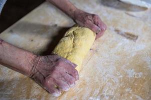 abuela preparando pasta casera foto