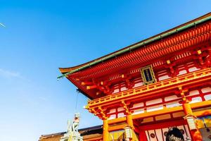 hermosa arquitectura en el santuario fushimi inari en kyoto, japón. foto