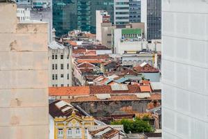 vista desde lo alto de un edificio en el centro de río de janeiro, brasil.