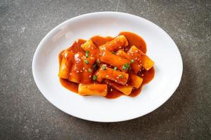 palito de pastel de arroz coreano en salsa picante - tteokbokki foto