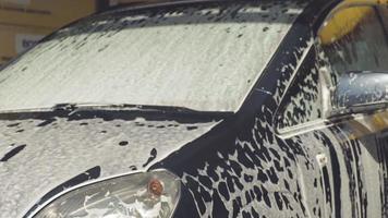 o processo de lavagem do carro em uma lavagem de autosserviço