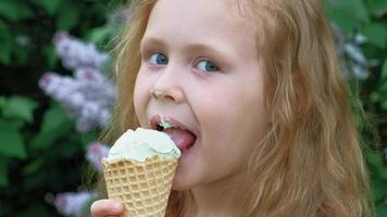 la bambina mangia il gelato all'aperto d'estate video