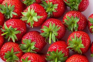 Jugosas fresas dulces aislado sobre fondo blanco. foto