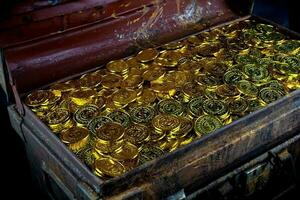 apilamiento de monedas de oro en el cofre del tesoro foto