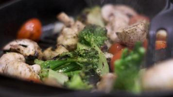 cuisiner dans la cuisine cuisine délicieuse, vapeur, aliments sains, régime alimentaire, séquences vidéo de nourriture végétarienne