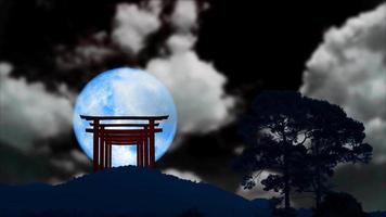 Torii auf dem Berg und superblauer Mond und Wolken am Nachthimmel video