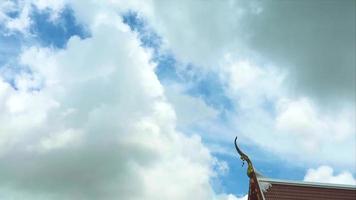 língua chofah thai chamá-lo, como remate no cume do telhado e pilha linda nuvem branca céu azul claro rollong enorme no verão video