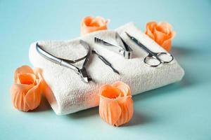 herramientas para el cuidado de las uñas sobre fondo azul. accesorios de spa para el cuidado del cuerpo. foto