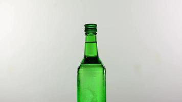 bouteille d'alcool gros plan en verre vert