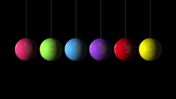 impostare l'animazione realistica in loop delle palline multicolori di natale e capodanno con un fiocco di neve dorato e testo 2020. decorazione rotante su sfondo bianco video